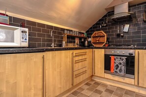Private kitchen - Cosy Pet Friendly Upside Down Hideaway (Bristol City)