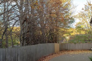 Property grounds - Cosy Pet Friendly Upside Down Hideaway (Bristol City)