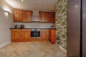 Private kitchen - Westbury Spacious Home - Family and Pet Friendly (Bristol)
