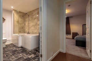 Bathroom - Westbury Spacious Home - Family and Pet Friendly (Bristol)