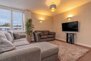 Living area - Westbury Spacious Home - Family and Pet Friendly (Bristol)