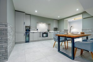 Private kitchen - Stylish Stokes Croft Apartment, private hot tub (Bristol)