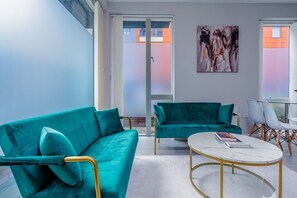 Living area - Garden View Serviced Flat by Castle Park, Lift (Bristol)