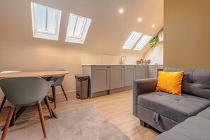 Interior - High Street Hideaway, private entrance, parking (Bristol City)