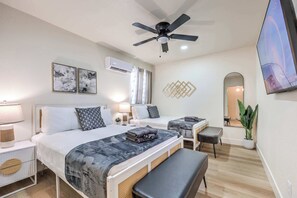 7 bedrooms, iron/ironing board, travel cot, WiFi - 7BR Home w/ Pool, Billiard, PingPong, Arcade Games (Henderson)