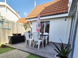 Outdoor dining - Modern house in a quiet location near downtown and the beaches (FOURAS)