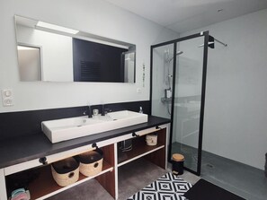 Shower - Modern house in a quiet location near downtown and the beaches (FOURAS)