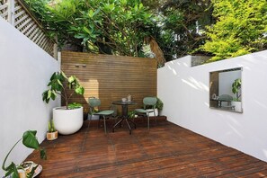 Outdoor dining - KozyGuru | Newtown | Elegant Urban Sanctuary (Newtown)