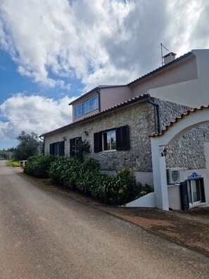 Exterior - Secluded traditional country house in extensive grounds, with private pool. (A dos Francos)