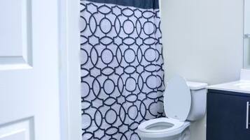 Serviettes fournies, savon, papier toilette