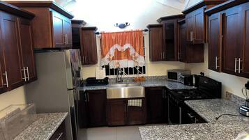 House, 3 Bedrooms, Accessible, Patio | Private kitchen