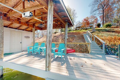 The Lake House on Sunset Point - Lakefront home with private dock & pool table