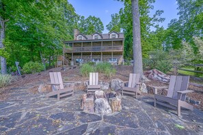 Property grounds - The Lodge on Smith Mountain Lake - Lakefront cabin w/ dock, hot tub & pool table (Huddleston)