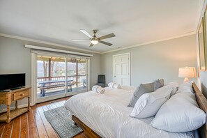 4 bedrooms, desk, iron/ironing board, free WiFi - The Lodge on Smith Mountain Lake - Lakefront cabin w/ dock, hot tub & pool table (Huddleston)