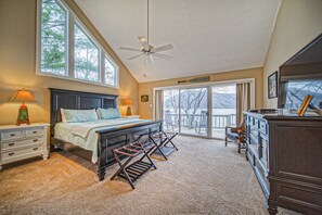 3 bedrooms, iron/ironing board, free WiFi, bed sheets - Our Point of View - Lakefront home with hot tub, pool table, dock - dog-friendly (Huddleston)