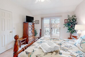 3 bedrooms, travel cot, free WiFi, bed sheets - A Kerr Home - Waterfront home with private dock, lake views, kayaks, paddleboat, & pool table (Moneta)