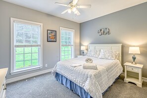 4 bedrooms, iron/ironing board, free WiFi, bed sheets - Lake Lover's Delight - Lakefront home with private dock & pool table - dogs OK (Moneta)