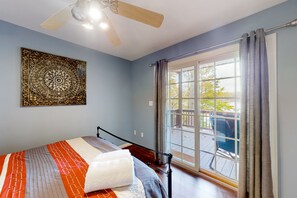 4 bedrooms, iron/ironing board, free WiFi, bed sheets - Briarcliff - 3000 sq ft waterfront home w/ private dock, 2 kitchens & pool table (Moneta)