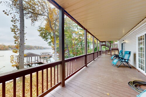 Briarcliff - 3000 sq ft waterfront home w/ private dock, 2 kitchens & pool table