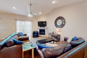TV, fireplace - Briarcliff - 3000 sq ft waterfront home w/ private dock, 2 kitchens & pool table (Moneta)