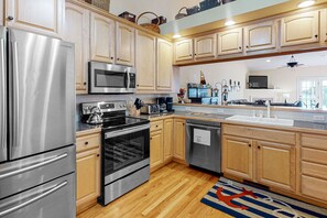 Frigorífico, microondas, horno y placa de cocina