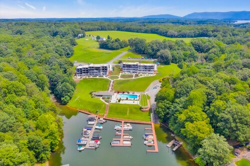 Sunset Landing - Waterfront condo with lake-view deck, tennis court & pool