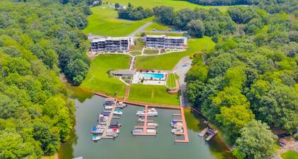 Sunset Landing - Waterfront condo with lake-view deck, tennis court & pool