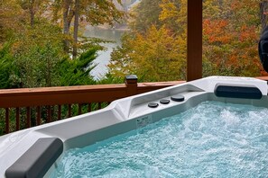Outdoor spa tub - Osprey Cove - Custom Lakefront home with 2-story dock, Wifi, Game Room and Fireplace (Moneta)