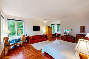 6 bedrooms, desk, iron/ironing board, travel crib