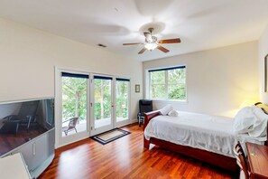 6 bedrooms, desk, iron/ironing board, travel cot