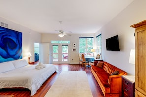 Room - Still Waters - Lakefront luxury home with views, dock, home theater & game room (Goodview)