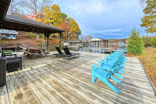 Yellow Fellow - Lake house with hot tub, waterfront deck, swimming cove & firepit