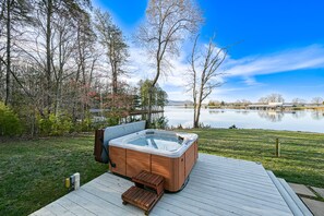 Outdoor spa tub - Doc Side - Serene lakefront home with dock, hot tub, pool table & beautiful views (Huddleston)