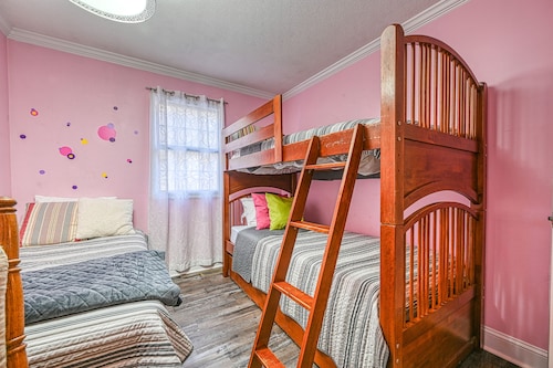SML Ski School - Pet Friendly Lake Lodge with waterfront deck, firepit, & game room