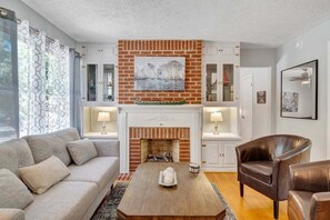 TV, foosball, books - Lakefront Tranquility - Lakefront home with views, private hot tub/dock, deck, Free Wifi (Moneta)