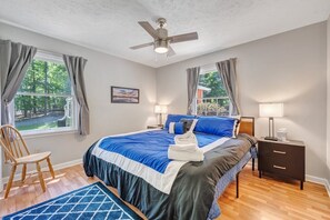 4 bedrooms, desk, iron/ironing board, travel crib - Lakefront Tranquility - Lakefront home with views, private hot tub/dock, deck, Free Wifi (Moneta)