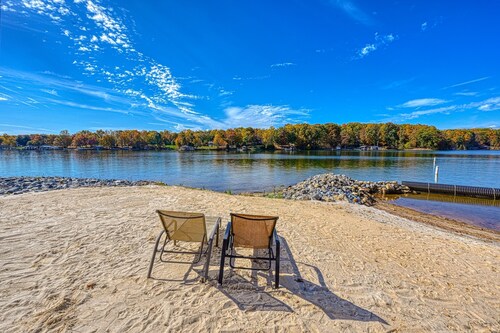 Chic Waters - Spacious lakefront condo w/shared pool, hot tub, tennis court, private balcony
