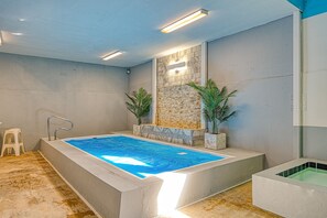 Spa - Chic Waters - Spacious lakefront condo w/shared pool, hot tub, tennis court, private balcony (Huddleston)