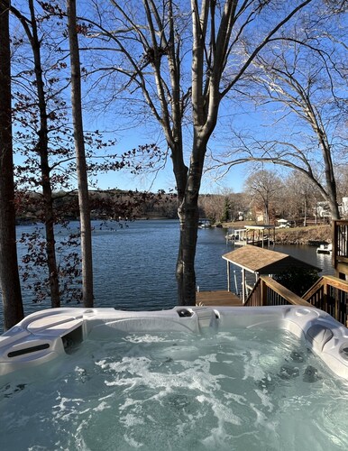 Bears Den at Acorn Dr - Spacious pet friendly Cottage with balcony, dock, and hot tub