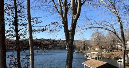 Bears Den at Acorn Dr - Spacious pet friendly Cottage with balcony, dock, and hot tub
