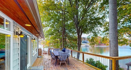Bears Den at Acorn Dr - Lakefront, Pet Friendly Cottage with Hot Tub, Balcony, and Dock