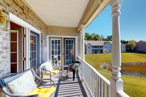 Lakeshore Glenn - Spacious home w/shared pool, tennis & basketball courts.