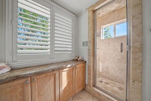 Shower, hair dryer, towels, soap - Western Retreat Lux Backyard, Big Pool & Outdoor Entertaining. Near Casino! (Jackson)