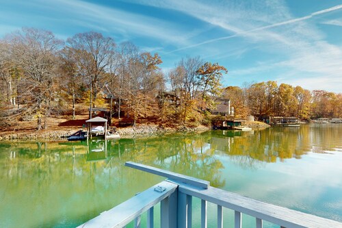 Lakeside Park - Spacious pet friendly house w/hot tub, kayaks, air hockey, deck & patio