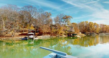 Lakeside Park - Spacious pet friendly house w/hot tub, kayaks, air hockey, deck & patio