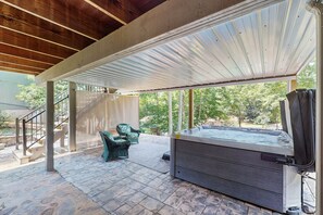 Terrace/patio - Pawsitive Retreat - Pet Friendly home with enclosed yard, hot tub, 2 Kayaks, 2 SUPs & inflatables (Huddleston)