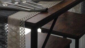 A dining table with a placemat, a bowl, cutlery, and wine glasses. - Mr. W | Moderno departamento de 2 pisos y terraza (Guadalajara)