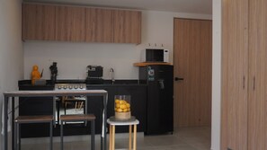 Réfrigérateur, micro-ondes, plaque de cuisson, cafetière/bouilloire