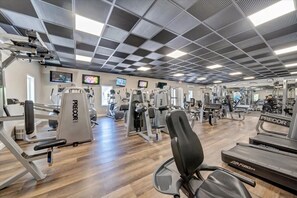 Fitness facility - The Pointe - Peaceful resort studio, beach, game room & lake access (Huddleston)