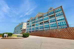 Exterior - The Pointe - Peaceful resort studio, beach, game room & lake access (Huddleston)